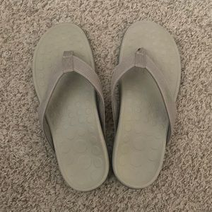 Vionic’s sandals new women’s 9 men’s size 8